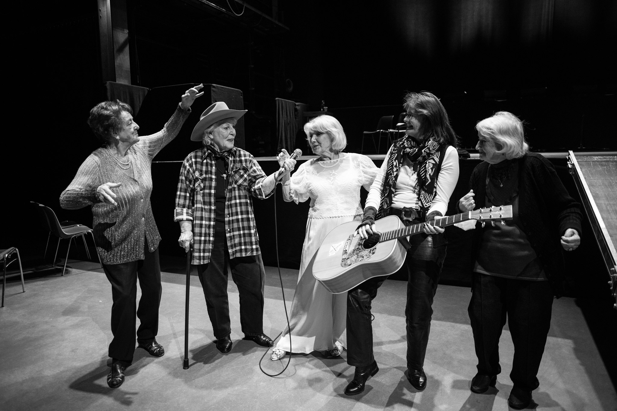 Die Seniorinnen performen gemeinsam mit Gitarre und Mikrofon – lebendiger Moment aus dem Projekt 'Zeig dich, Alter!'